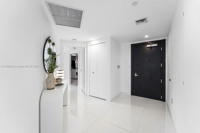 Building Photo - 200 Biscayne Blvd Way