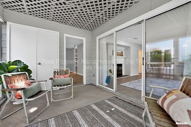 Building Photo - 201 Oakwood Ct