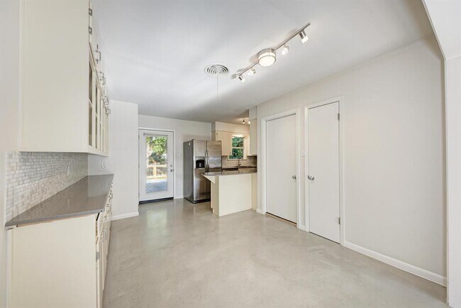 Building Photo - 2508 East Side Dr