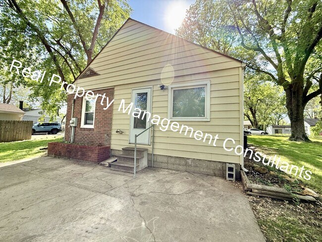 Building Photo - 2 Bedroom Classic Ranch