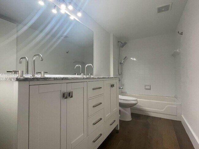 Building Photo - 410 S Park Rd