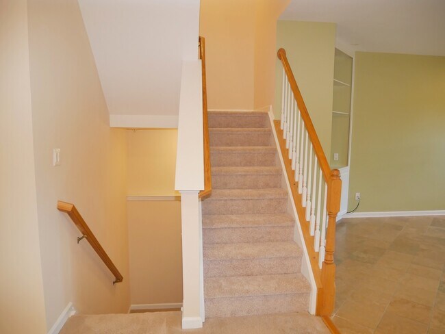 Building Photo - Gorgeous Former Model 4 Bed 2.5 Bath Townh...