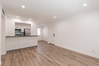 Building Photo - Euclid &amp; 10th Apartments