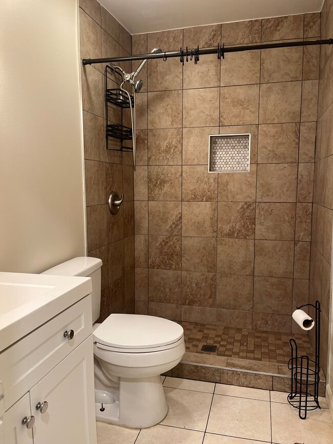 Building Photo - Beautiful Ranch Home In Central Raleigh, A...