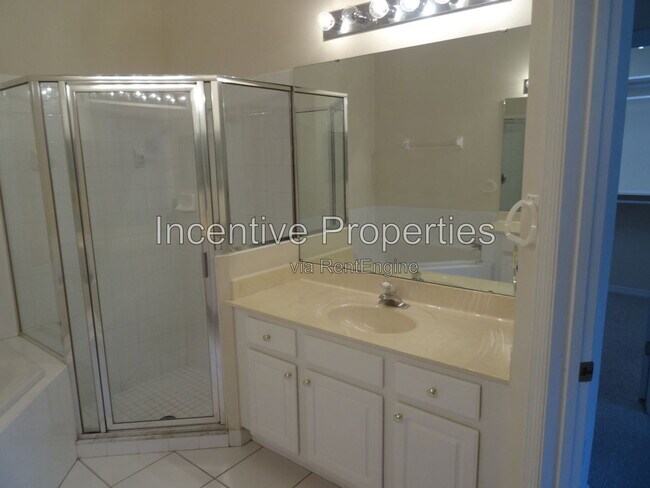 Building Photo - 817 Lakeworth Cir