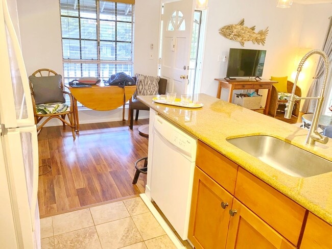 Building Photo - Beautiful and Bright, Nicely Furnished top floor Keonekai Villages condo-- recently remodeled and...