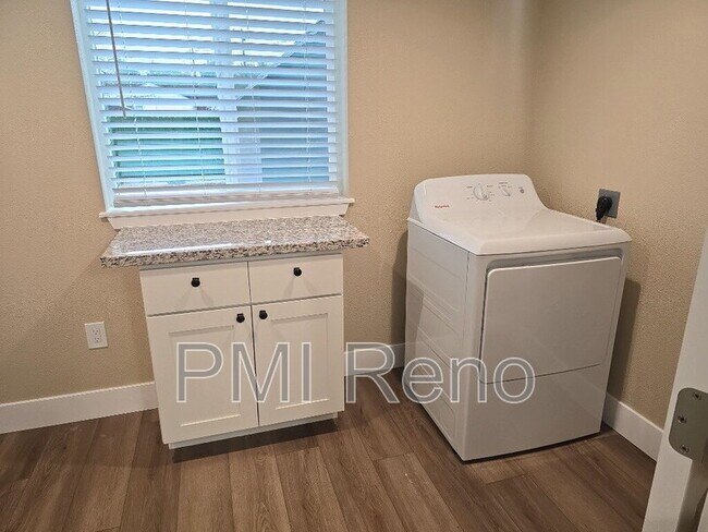 Building Photo - 450 Tracy Ln