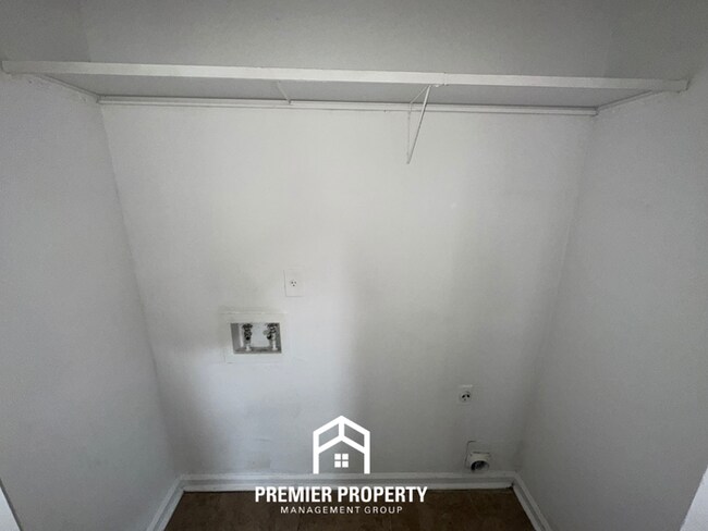 Building Photo - Move-In Ready 3BR Home in 38141 - Sunny Bay Window, Attached Garage & Fenced Yard