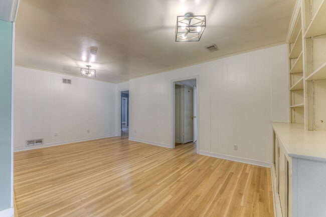 Building Photo - "Charming 4-Bedroom Sanctuary on Boyce Roa...