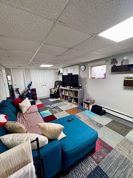 Livingrm w lots windows - 188 Palisade Ave