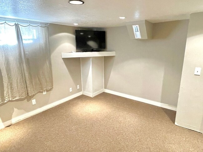 Building Photo - Woodstock area, 1 bedroom, 1 bath with finished basement