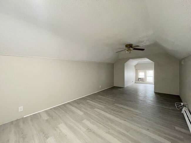 Building Photo - Large 3 bedroom home