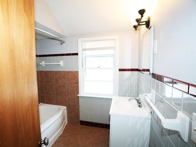 Building Photo - 4 Bedroom - 1.5 Bath Colonial available fo...
