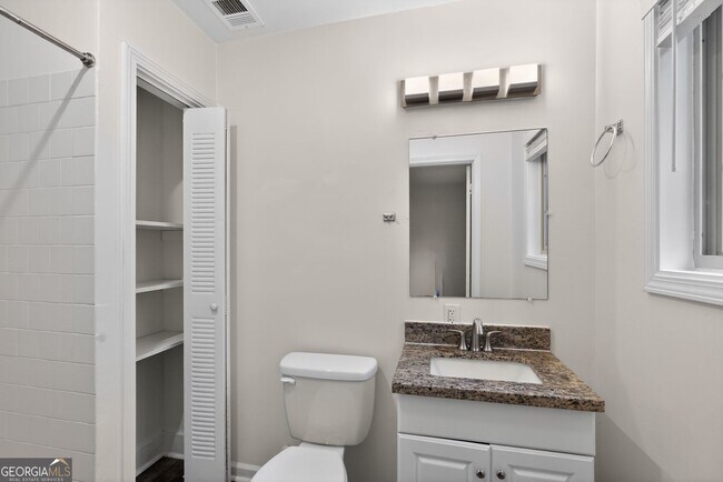 Building Photo - 2520 Peachwood Cir NE