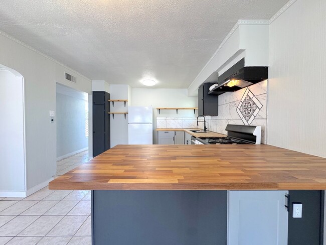 Building Photo - Central El Paso 2bed/1.5bath REFRIG A/C!