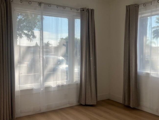 Building Photo - 517 N Holmes Ave