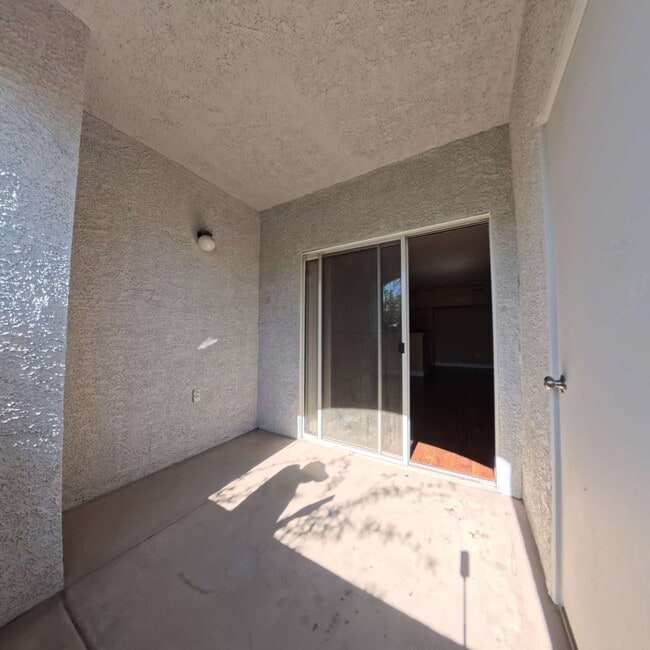 Building Photo - Lovely 2 Bed, 2 Bath Condo at South Gate!