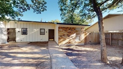 Building Photo - 916 Navarro Dr