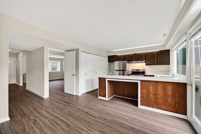 Building Photo - 94 Woodlake Dr