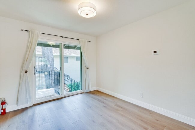 Building Photo - Top floor 2 Bed 2 Bath Condo in Los Altos!