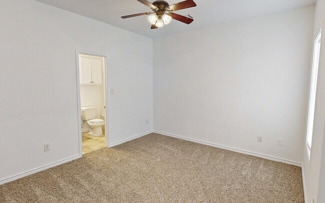 Building Photo - One Block to A&M! Kyle Field walking distance! Newly remodeled, all appliances, 5 bd/4 bth across...
