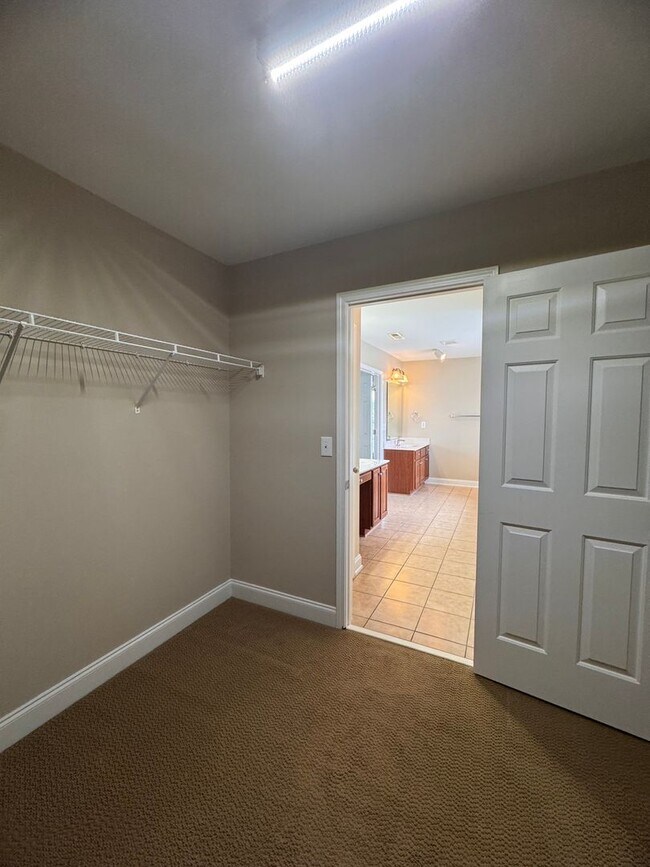 Building Photo - Stunning 5 Bedroom 4 Bath Home with 3 Car ...