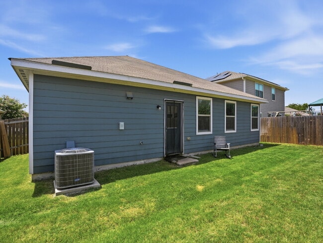 Building Photo - "Charming 4-Bed Oasis with 2 Baths in Fort Worth – Spacious 1,724 Sq Ft Gem!"