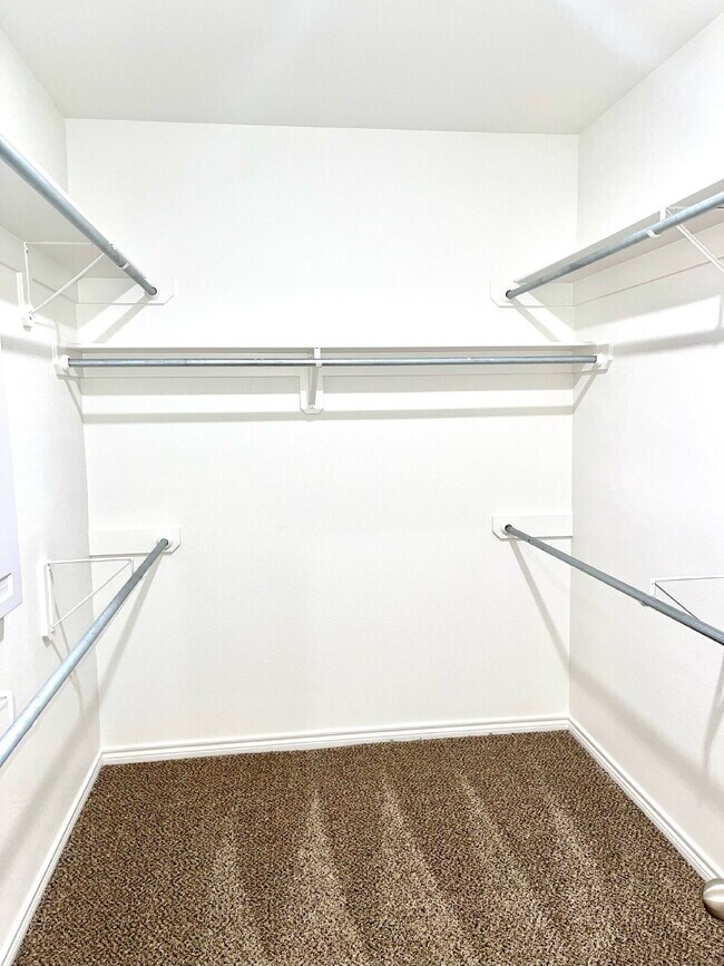 Building Photo - Beautiful 3-Bed Oasis with Granite Touches...