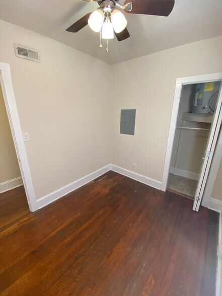 Building Photo - 3009 Ellwood Ave