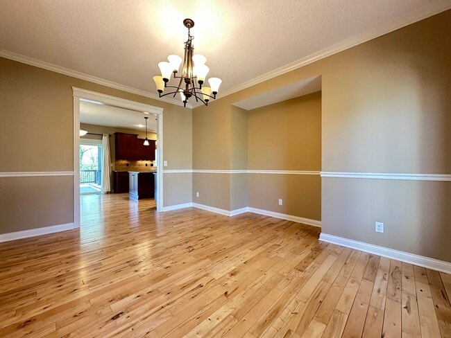 Building Photo - Astonishing 5 bedroom 3.5 Bath Home