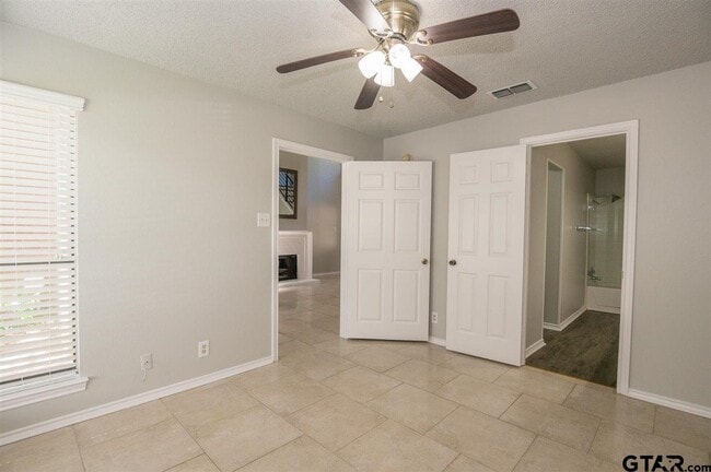 Building Photo - 5825 Hollytree Dr