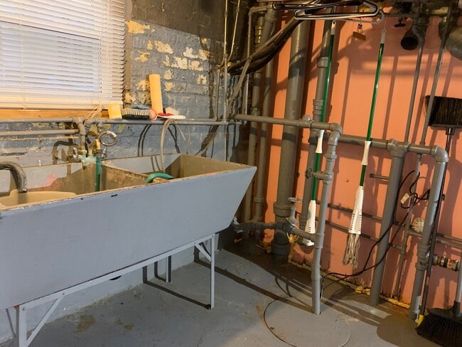 Building Photo - 5656 W Grace St