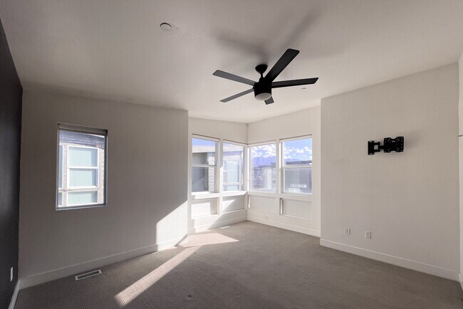 Building Photo - 7740 Rooftop Dr