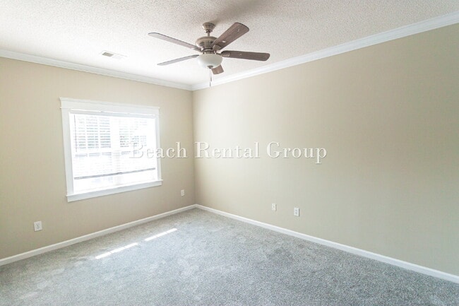 Building Photo - Open and Inviting End Unit