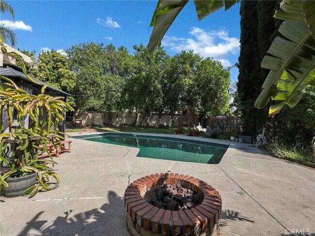 Building Photo - 10918 Reseda Blvd