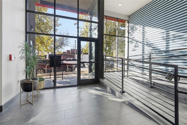 Building Photo - 2213 Poquito St