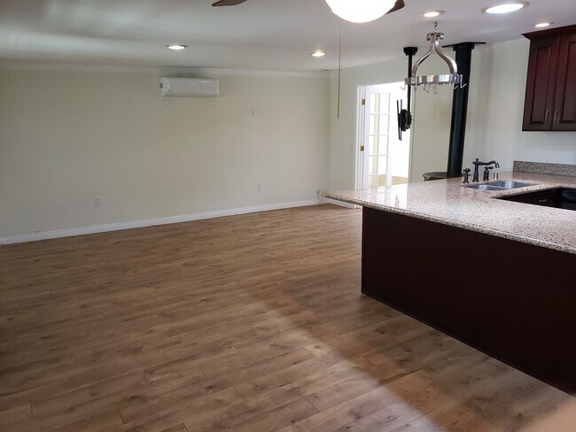 Building Photo - 3870