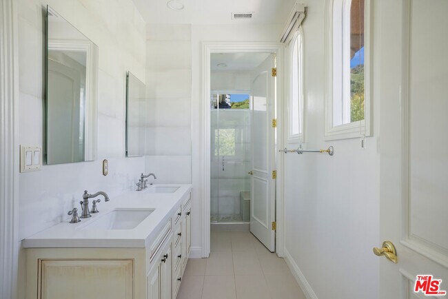 Building Photo - 16800 Calle Montecito