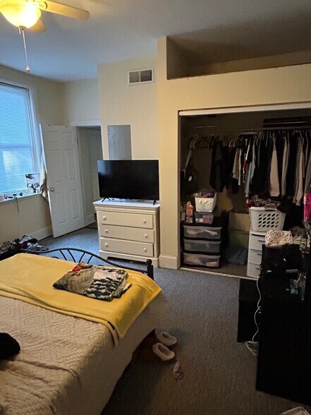 Building Photo - 2154 W Clifton Ave