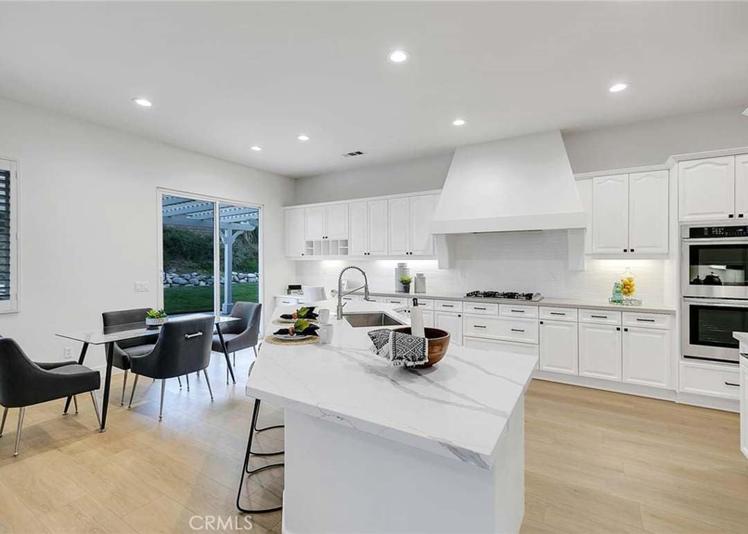 Building Photo - 24942 Greensbrier Dr