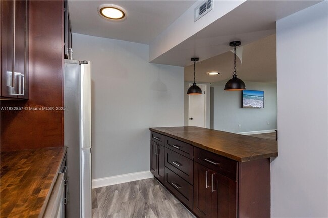 Building Photo - 9180 W Bay Harbor Dr