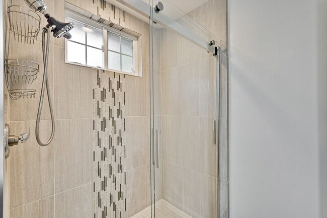 Building Photo - Updated 3 bedroom , 2 bath home in Mountai...