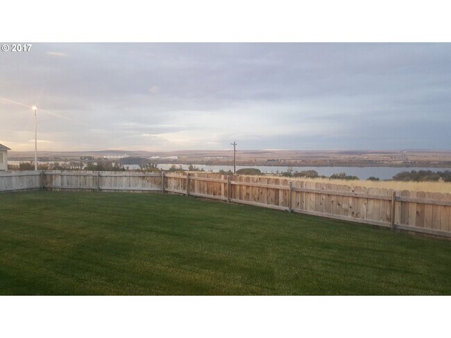 Building Photo - River View