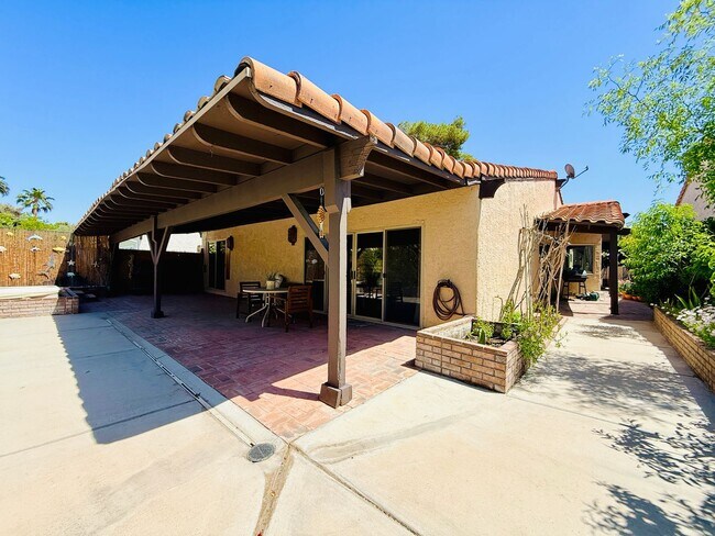 Building Photo - Available August 1st! Beautiful fully furnished single-story home located in the prestigious Span...