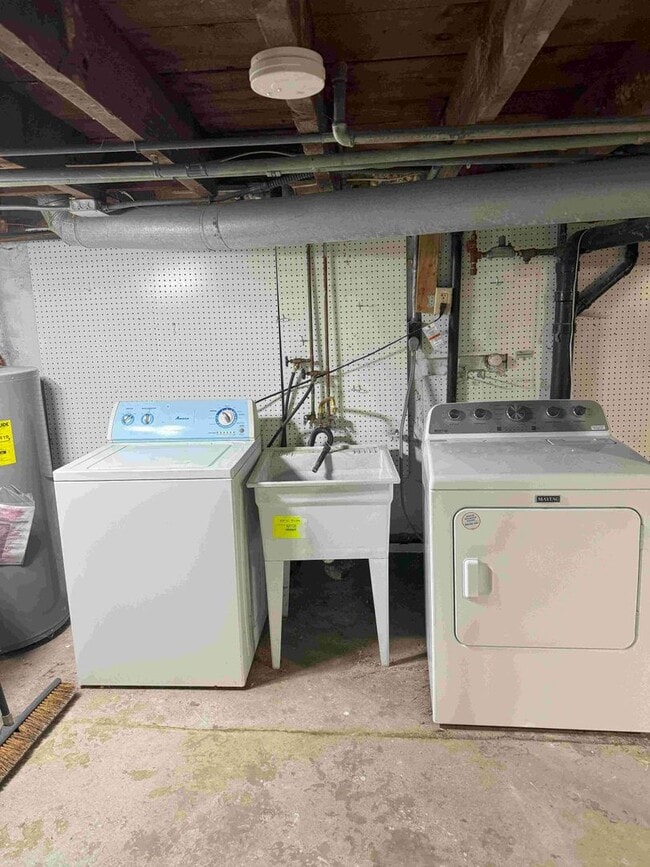 Building Photo - 3 Bedroom / 1 Bathroom Private Fenced Yard...
