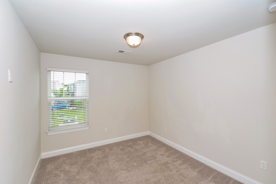 Building Photo - 831 Holland Ct