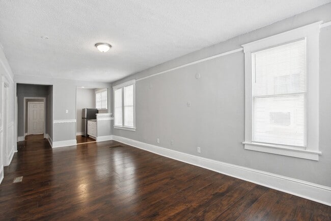 Building Photo - 923 W Victory Dr