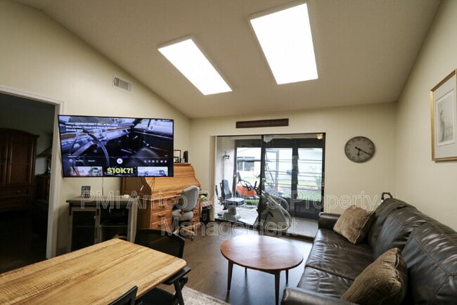 Building Photo - 323 Knottwood Ct