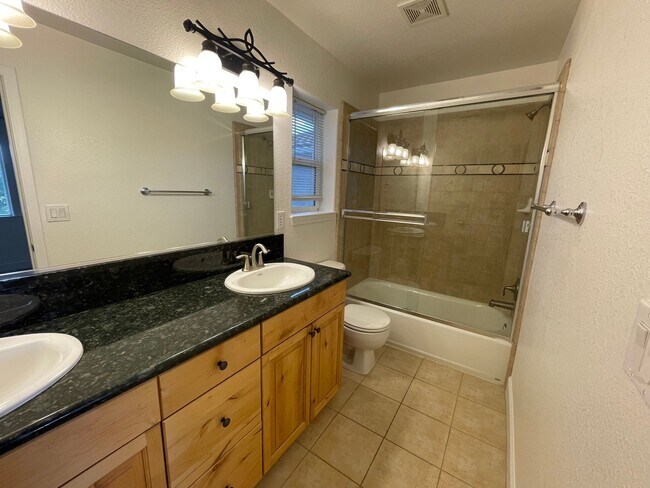 Building Photo - 3 Bedroom / 3 Bathroom in North Reno Near UNR