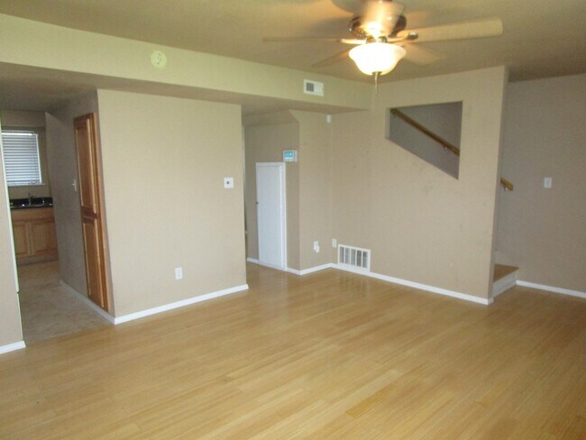 Building Photo - (2) Bed/(2.5) Bath Townhome Avail Now! Poo...